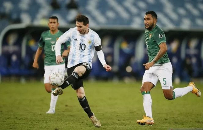 					Lionel Messi (tengah) sesaat sebelum mencetak gol ketiga Argentina dalam pertandingan Grup A Copa America 2021 lawan Bolivia di Arena Pantanal, Cuiaba, Brazil, Senin (28/6/2021). ANTARA/REUTERS/Mariana Greif.