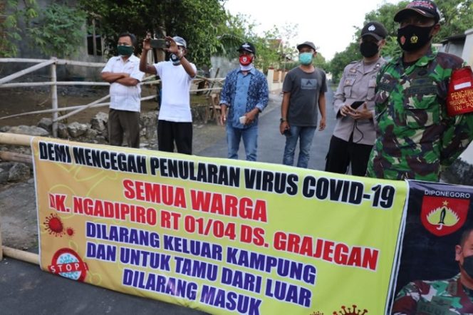 					Pintu masuk RT 01 RW 04 Dukuh Ngadipiro, Desa Grajegan, Kecamatan Tawangsari, Kabupaten Sukoharjo ditutup menyusul banyaknya warga setempat yang terpapar Covid-19. (ist)