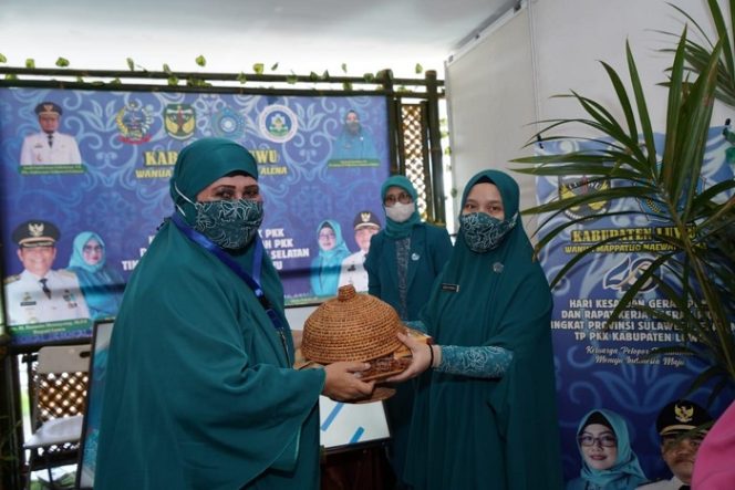 					Hayarna Basmin Hadiri HKG ke-49 dan Rakerda PKK Sulsel