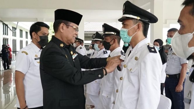 					Bupati Luwu Basmin Mattayang saat melantik Lurah Balobalo di aula rujab bupati.