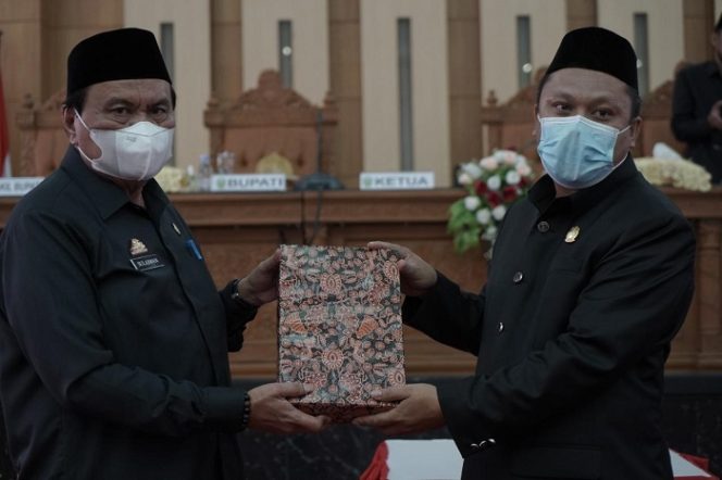 					Pj Sekda Luwu Serahkan Ranperda Pertanggungjawaban Pelaksanaan APBD 2020 ke DPRD