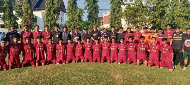 					Ketua Umum Askab PSSI Luwu, Ahkam Basmin, foto bersama dengan para pemain Tim Pra-Porprov Luwu, usai pertandingan.