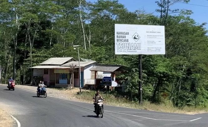 					Pengendara melintasi papan informasi terkait daerah rawan bencana tsunami, di Jalur Lintas Selatan (JLS) di Kecamatan Sumbermanjing Wetan, Kabupaten Malang, Jawa Timur, Selasa (8/6/2021). (ANTARA/Vicki Febrianto)