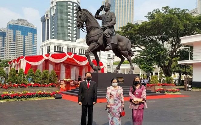 					Presiden Kelima RI Megawati Soekarnoputri (tengah) saat menghadiri peresmian patung Presiden Pertama RI Soekarno di kantor Kementerian Pertahanan, Jakarta, Minggu (6/6/2021). ANTARA/HO-DPP PDIP/aa.