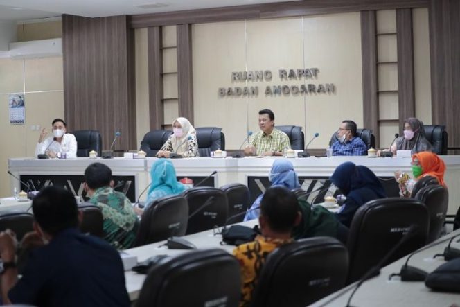 					Komisi D RDP Terkait Laporan Warga Soal Jual Beli Foto Walikota