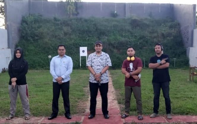 					Foto bersama Ketua Harian Koni Luwu Andi Ahkam Basmin dan atlet Perbakin Luwu.