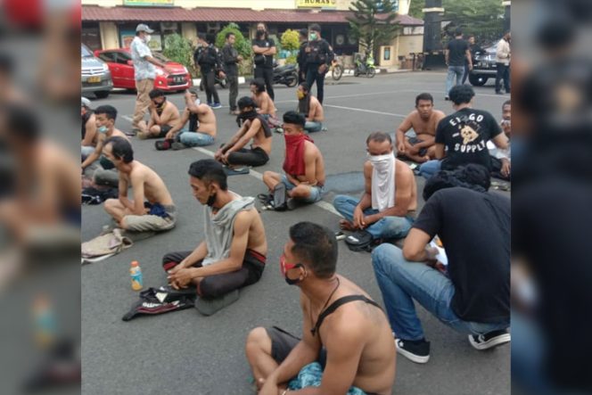 					preman yang berhasil diamankan Aparat Polrestabes Makassar saat melakuakan operasi pemberantasan premanisme. (Foto: instagram.com/polrestabes_makassar)