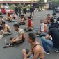 preman yang berhasil diamankan Aparat Polrestabes Makassar saat melakuakan operasi pemberantasan premanisme. (Foto: instagram.com/polrestabes_makassar)