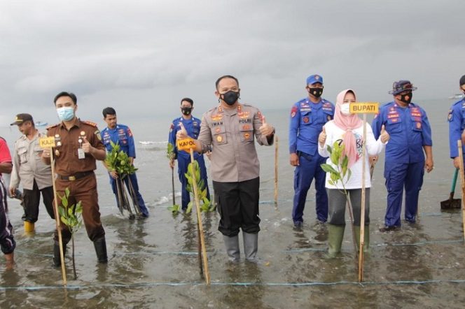 					Hari Bhayangkara ke-75, Polres Sinjai Tanam Mangrove