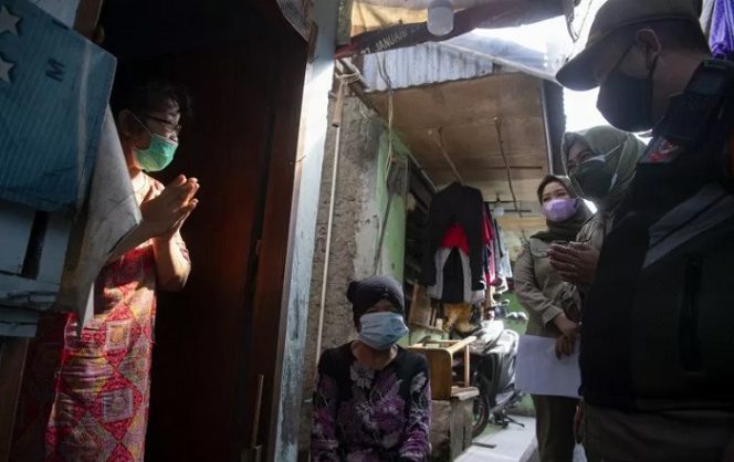 					Anggota Satpol PP Kelurahan Gandaria Selatan memberikan imbauan protokol kesehatan bagi warga yang berada di zona merah COVID-19 RT 006 RW 01, Gandaria Selatan, Cilandak, Jakarta Selatan, Senin (21/6/2021). ANTARA FOTO/Sigid Kurniawan/wsj.