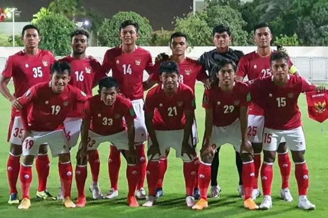 					Dokumentasi - Sebelas pertama tim nasional Indonesia saat laga persahabatan kontra Afghanistan yang berakhir dengan skor 2-3 untuk kemenangan Afghanistan di Dubai, Uni Emirat Arab (UEA), Selasa (25/5). Partai uji coba tersebut menjadi bagian dari persiapan timnas Indonesia untuk menjalani tiga laga terakhir Grup G Kualifikasi Piala Dunia 2022. ANTARA/HO-PSSI.
