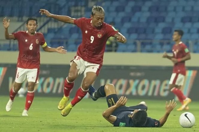 					Penyerang tim nasional Indonesia Kushedya Yudo (kedua dari kiri) berusaha melewati pemain Thailand dalam laga Grup G Kualifikasi Piala Dunia 2022 zona Asia di Stadion Al Maktoum, Dubai, Kamis (3/6/2021) malam waktu setempat. Laga tersebut berakhir dengan skor 2-2. (ANTARA/HO/PSSI)
