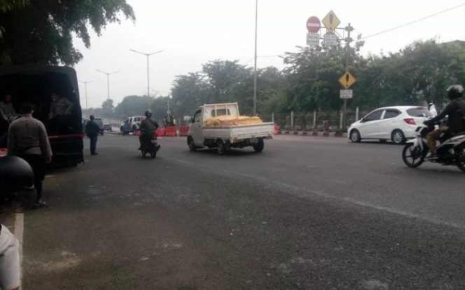 					Polisi menutup akses jalan dari 
