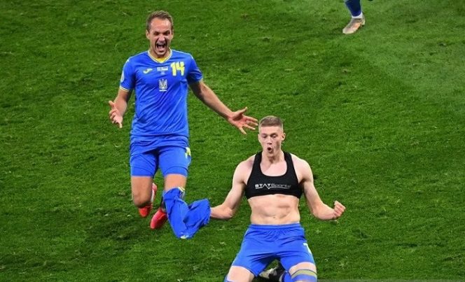 					Penyerang tim nasional Ukraina Artem Dovbyk (kanan) melakukan selebrasi bersaman Yevhen Makarenko seusai mencetak gol dramatis penentu kemenangan atas Swedia dalam laga 16 besar Euro 2020 di Stadion Hampden Park, Glasgow, Skotlandia, Selasa (29/6/2021) waktu setempat. ANTARA/REUTERS/POOL/Andy Buchanan.