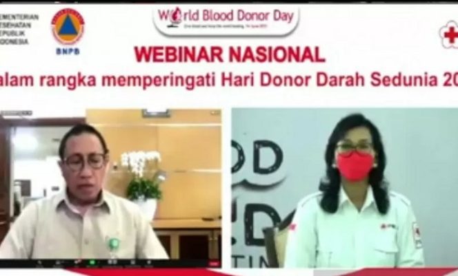 					Direktur Jenderal Pelayanan Kesehatan Kementerian Kesehatan Abdul Kadir (kiri) dalam acara Webinar Nasional dalam rangka memperingati Hari Donor Darah Sedunia 2021 di Jakarta, Senin (14/6/2021). ANTARA/Andi Firdaus.