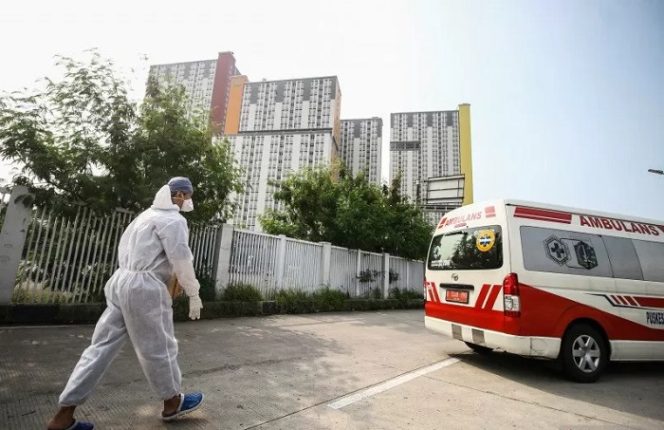 					Tenaga kesehatan berjalan memasuki kawasan RSDC Wisma Atlet, Jakarta, Rabu (2/6/2021). ANTARA FOTO/Rivan Awal Lingga/nz