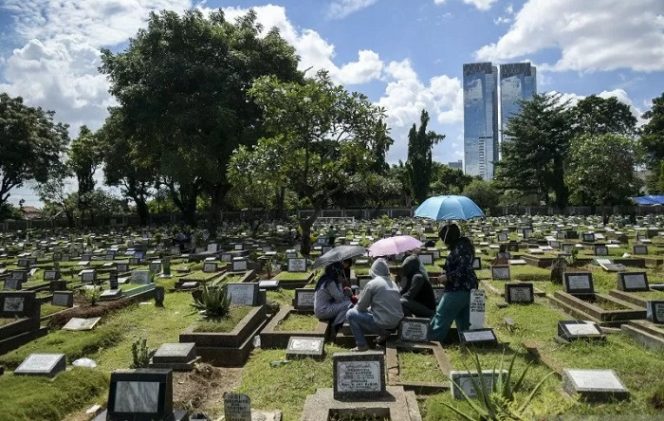 					Warga melakukan ziarah kubur di Tempat Pemakaman Umum (TPU) Karet Bivak, Jakarta, Senin (25/5/2020). Tradisi ziarah kubur pada Hari Raya Idul Fitri masih dilakukan warga meskipun sudah ada imbauan untuk tidak berkerumun sesuai aturan PSBB yang masih diberlakukan di Provinsi DKI Jakarta. ANTARA FOTO/Galih Pradipta/wsj.