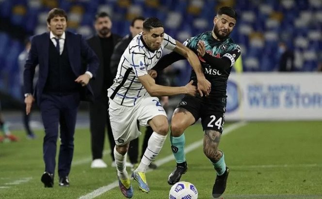 					Bek sayap Inter Milan Achraf Hakimi (kiri) berusaha menggiring bola melewati kawalan kapten Napoli Lorenzo Insigne dalam lanjutan Liga Italia di Stadion Diego Armando Maradona, Napoli, Italia, Minggu (18/4/2021) waktu setempat. (ANTARA/REUTERS/Ciro de Luca)