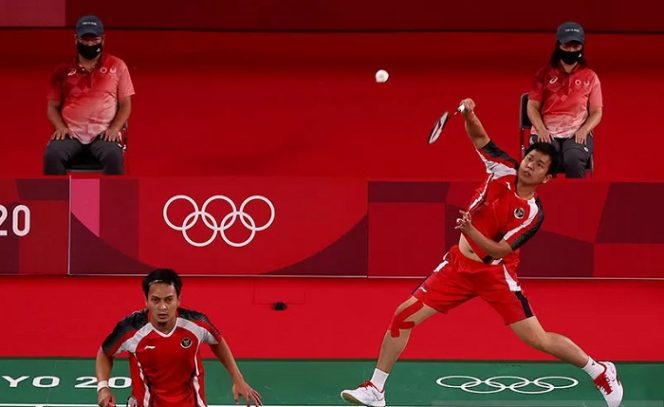 					Ilustrasi: Ganda putra Mohammad Ahsan dan Hendra Setiawan saat bertanding melawan pasangan Kanada Jason Ho-Shue dan Nyl Yakura di Musashino Forest Sport Plaza, Tokyo, Jepang, 24 Juli 2021. ANTARA/REUTERS/Leonhard Foeger/aa.