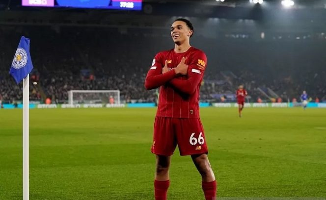 					Bek Liverpool Trent Alexander-Arnold melakukan selebrasi usai mencetak gol keempat timnya ke gawang Leicester City dalam laga Boxing Day Liga Inggris di Stadion King Power, Leicester, Inggris, Kamis (26/12/2019) setempat. (ANTARA/REUTERS/Andrew Yates)