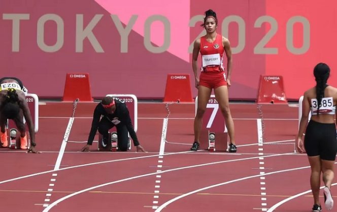 					Sprinter Indonesia Alvin Tehupeiory (kedua kanan) mencoba lintasan sebelum penyisihan 100 meter putri heat 3 cabang atletik Olimpiade Tokyo 2020 di Stadion Olimpiade Tokyo, Jepang, Jumat (30/7/2021). ANTARA FOTO/Sigid Kurniawan/wsj (ANTARA FOTO/SIGID KURNIAWAN)