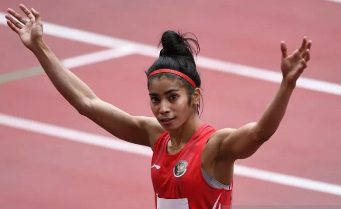 					Sprinter Indonesia Alvin Tehupeiory melambaikan tangan usai memasuki garis finish dalam penyisihan 100 meter putri heat 3 cabang atletik Olimpiade Tokyo 2020 di Stadion Olimpiade Tokyo, Jepang, Jumat (30/7/2021). ANTARA FOTO/Sigid Kurniawan/rwa.