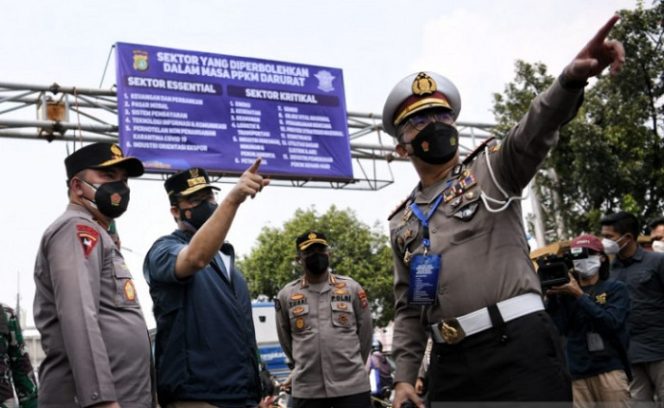 					Gubernur Provinsi DKI Jakarta Anies Baswedan melakukan pemantauan ke posko-posko penyekatan menuju dan keluar Jakarta bersama Pangdam Jaya, Mayjen Mulyo Aji dan Kapolda Metro Jaya, Irjen Fadil Imran, beserta jajaran Forum Komunikasi Pimpinan Daerah (Forkopimda), Minggu. (ANTARA/HO Pemprov DKI Jakarta)