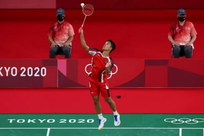 					Aksi Anthony Ginting saat menghadapi Gergely Krausz dari Hungaria dalam pertandingan pertama bulu tangkis Olimpiade Tokyo 2020, Minggu (25/7/2021). REUTERS/Leonhard Foeger