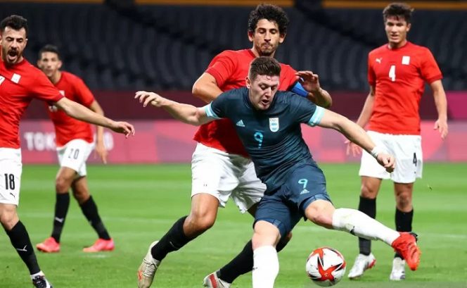 					Pemain Argentina Adolfo Gaich melakukan tendangan ke arah gawang Mesir pada pertandingan sepak bola putra Olimpiade Tokyo 2020 Grup C di Sapporo Dome, Sapporo, Jepang, Minggu (25/7/2021). Argentina menang tipis 1-0 atas Mesir melalui gol Facundo Medina. ANTARA FOTO/REUTERS/Kim Hong-Ji/pras.