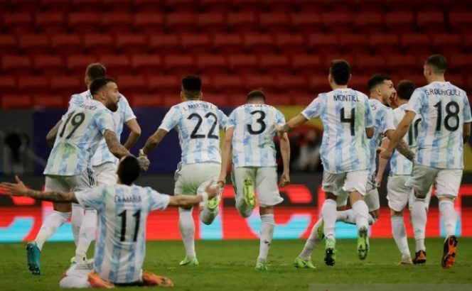 					Reaksi para pemain Argentina setelah menang adu penalti lawan Kolombia di semifinal Copa America 2021 di Estadio Mane Garrincha, Brasilia, Brazil, 7 Juli 2021. ANTARA/REUTERS/Ueslei Marcelino