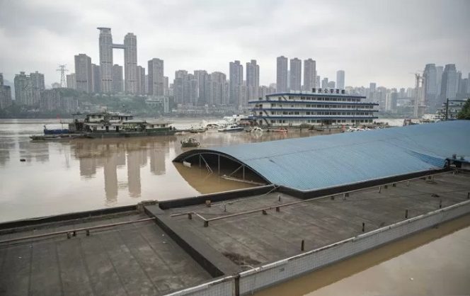 					Sebuah pasar yang sebagian terendam air bah di bagian Chuqimen Sungai Yangtze di Kota Chongqing, China barat daya, Selasa (18/8/2020). ANTARA FOTO/Xinhua-Huang Wei/hp.