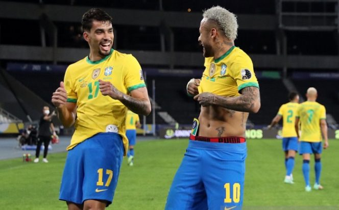 					Pesepak bola Brazil Lucas Paqueta (kiri) melakukan selebrasi dengan rekannya Neymar setelah berhasil mencetak gol pertama untuk tim nya saat melawan Peru dalam laga semi final Copa America 2021, di Stadion Nilton Santos, Rio de Janeiro, Brazil , Senin (5/7/2021). Barzil melaju ke babak final setelah mengalahkan Peru 1-0. ANTARA FOTO/Reuters-Amanda Perobelli/hp