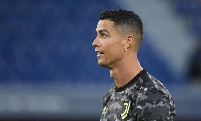 					Penyerang Juventus Cristiano Ronaldo saat mengikuti sesi pemanasan jelang sepak mula laga pekan pemungkas Liga Italia melawan Bologna di Stadion Renato Dall'Ara, Bologna, Italia, Minggu (23/5/2021) waktu setempat. (ANTARA/REUTERS/Alberto Lingria)
