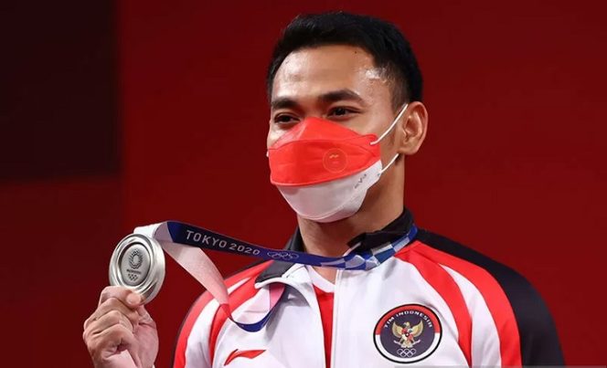 					Lifter Indonesia Eko Yuli Irawan meraih medali perak pada nomor pertandingan putra 61kg Olimpiade Tokyo 2020 di Tokyo International Forum, Tokyo, Jepang, Minggu (25/7/2021). ANTARA/REUTERS/Edgard Garrido/aa.