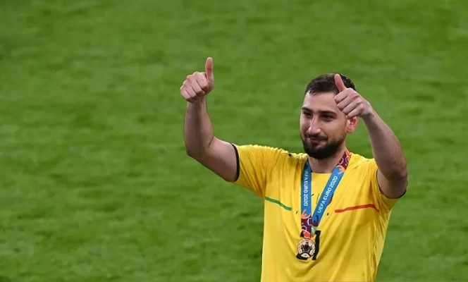 					Kiper tim nasional Italia Gianluigi Donnarumma melakukan selebrasi bersama suporter seusai menjuarai Euro 2020 mengalahkan Inggris dalam partai final di Stadion Wembley, London, Inggris, Minggu (11/7/2021). Klub Prancis Paris Saint-Germain baru saja mengumumkan kedatangan Donnarumma secara gratis. (ANTARA/REUTERS/POOL/Facundo Arrizabalaga)