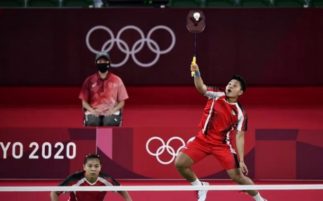 					Pebulutangkis ganda putri Indonesia Greysia Polii/Apriyani Rahayu mengembalikan kok ke arah ganda putri Korea Selatan Lee Sohee/Shin Seungchan dalam semifinal Olimpiade Tokyo 2020 di Musashino Forest Sport Plaza, Tokyo, Jepang, Sabtu (31/7/2021). ANTARA FOTO/Sigid Kurniawan/foc.