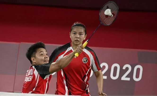 					Pebulutangkis Indonesia Greysia Polii menyaksikan Apriyani Rahayu saat melakukan pukulan dalam pertandingan penyisihan grup bulu tangkis ganda putri melawan Lee Meng Yean dan Chow Mei Kuan dari Malaysia pada Olimpiade Tokyo 2020 di Musashino Forest Sports Plaza di Tokyo, Jepang (24/7/2021). ANTARA/AFP/Alexander Nemenov/aa. (AFP/ALEXANDER NEMENOV)