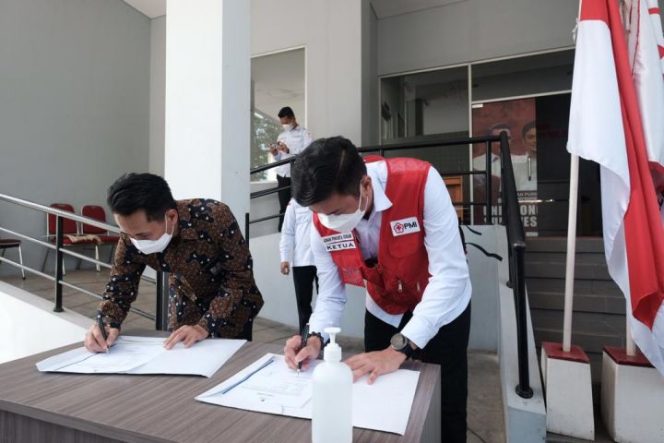 					Bank Sulselbar Serahkan Ambulance untuk Dukung Program PMI Sulsel