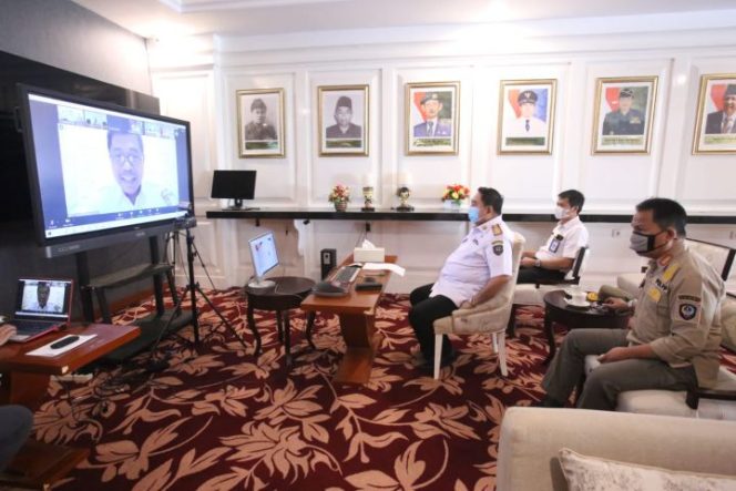 					Sekprov Sulsel Saat Rapat Virtual PPKM bersama Dirjen Bina Keuangan Daerah Kemendagri (Dok)