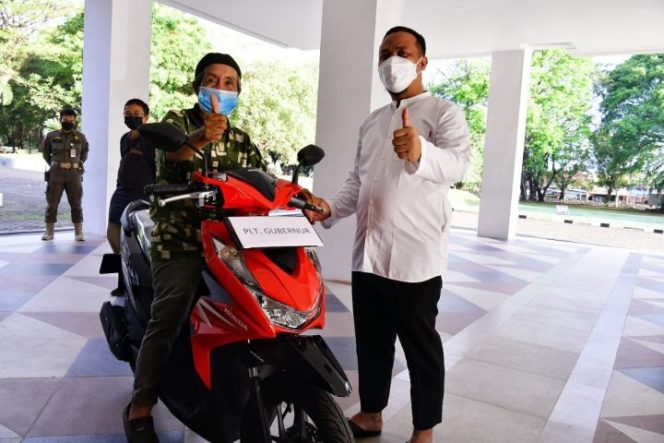 					Viral Kakek Safaruddin Kayuh Sepeda 15 Km Ikuti Vaksinasi, Plt Gubernur Sulsel Berikan Hadiah Motor
