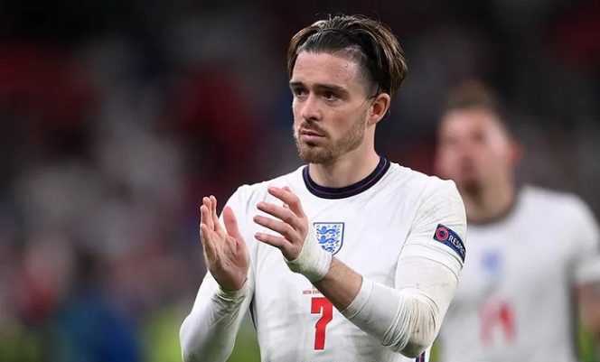 					Gelandang Timnas Inggris Jack Grealish memberikan tepuk tangan kepada fans usai laga final Euro 2020 melawan Italia di Stadion Wembley, London, Inggris, 11 Juli 2021. ANTARA/REUTERS/Laurence Griffiths/aa.