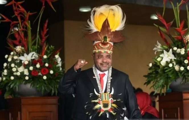 					Dokumentasi - Anggota DPR dari Papua Barat Jimmy Demianus Ijie mengenakan topi khas Papua saat menghadiri pembukaan Sidang Tahunan MPR Tahun 2017 di Kompleks Parlemen, Senayan, Jakarta, Rabu (16/8/2017). ANTARA FOTO/Akbar Nugroho Gumay/am