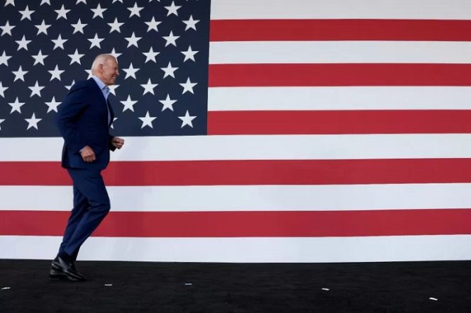 					Presiden Amerika Serikat Joe Biden berpartisipasi dalam sebuah acara kampanye calon gubernur Virginia Terry McAuliffe di Lubber Run Park, Arlington, Virginia, Jumat (23/7/2021). ANTARA FOTO/REUTERS/Evelyn Hockstein/WSJ/cfo (REUTERS/EVELYN HOCKSTEIN)