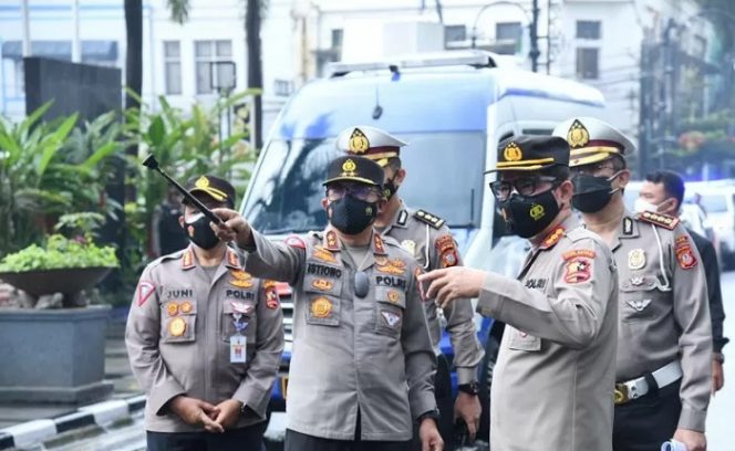 					Dokumentasi - Kepala Korps Lalu Lintas (Kakorlantas) Polri Irjen Pol Istiono (tengah) meninjau pos-pos penyekatan di daerah Jawa Barat, Sabtu (10/7/2021). ANTARA/HO-Korlantas Polri.