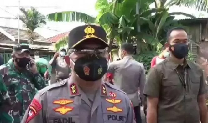 					Kapolda Metro Jaya Irjen Pol Fadil Imran saat meninjau pos penyekatan saat PPKM Darurat di Lampiri, Jakarta, Senin (5/7/2021). ANTARA/Yogi Rachman