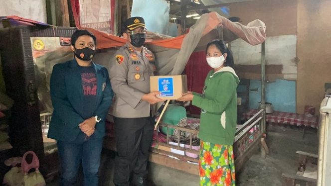 					Kapolres Sinjai AKBP Iwan Irmawan menyerahkan bantuan sembako kepada warga yang terdampak PPKM, Sabtu (17/7/2021).