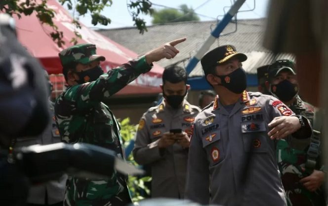 					Panglima Tentara Nasional Indonesia Marsekal TNI Hadi Tjahjanto (kiri) dan Kepala Kepolisian Republik Indonesia Jenderal Pol Listyo Sigit Prabowo (kanan) berdialog saat meninjau penyekatan di Jalan Daan Mogot, Kalideres, Jakarta, Sabtu (3/7/2021). ANTARA/Genta Tenri Mawangi.