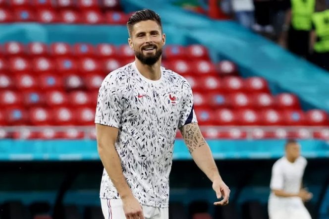 					Penyerang tim nasional Prancis Olivier Giroud saat menjalani pemanasan jelang sepak mula laga Euro 2020 melawan Portugal di Stadion Puskas Arena, Budhapest, Hongaria, pada 23 Juni 2021. Giroud baru saja merampungkan kepindahan dari Chelsea ke AC Milan. (ANTARA/REUTERS/POOL/Bernadett Szabo)