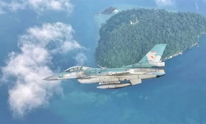 					Pesawat tempur F-16 yang bermarkas di Skadron Udara 16 Lanud Roesmin Nurjadin, Patroli di Selat Malaka dan Karimata. (Foto: Antara/HO- Humas Lanud Roesmin Nurjadin).