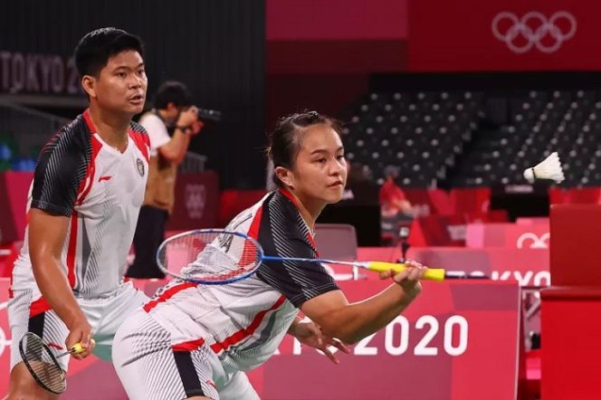 					Ganda campuran Melati Daeva Oktavianti dan Praveen Jordan menyerah kepada pasangan China Zheng Siwei dan Huang Yaqiong (tidak terlihat dalam foto) dalam perempatfinal bulutangkis ganda campuran Olimpiade Tokyo di Musashino Forest Sport Plaza, Tokyo, Jepang, 28 Juli 2021. (REUTERS/LEONHARD FOEGER)
